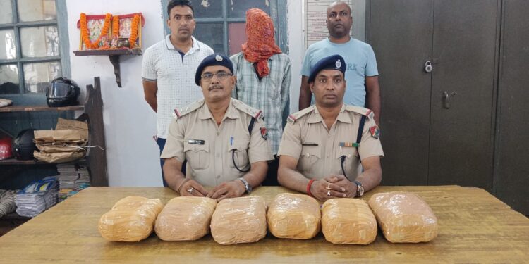 tatanagar rpf action : टाटानगर स्टेशन से गांजा तस्कर पकड़ाया, बड़े पैमाने पर गांजा जब्त tatanagar rpf action : टाटानगर स्टेशन से गांजा तस्कर पकड़ाया, बड़े पैमाने पर गांजा जब्त