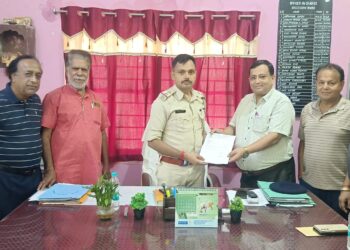jamshedpur rural-चाकुलिया के गंदरोपी श्मशान घाट में चोरी के मामले में मारवाड़ी सम्मेलन ने उठाई आवाज, थाना प्रभारी और नपं पदाधिकारी को सौंपा ज्ञापन jamshedpur rural-चाकुलिया के गंदरोपी श्मशान घाट में चोरी के मामले में मारवाड़ी सम्मेलन ने उठाई आवाज, थाना प्रभारी और नपं पदाधिकारी को सौंपा ज्ञापन