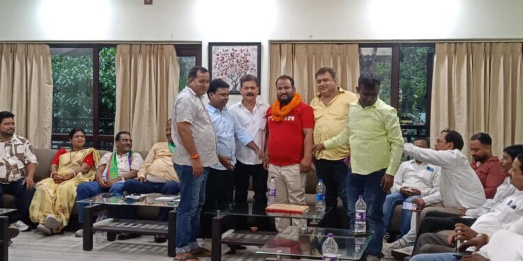 jamshedpur ajsu-लोकतंत्र की हत्या करने वाली राज्य सरकार के खिलाफ आजसू करेगी पुतला दहन : रामचंद्र सहिस,पूर्वी विधानसभा के बीएलए-1 प्रभारी बनाए गए अप्पू तिवारी, पंचायत स्तर तक संगठन विस्तार का निर्णय jamshedpur ajsu-लोकतंत्र की हत्या करने वाली राज्य सरकार के खिलाफ आजसू करेगी पुतला दहन : रामचंद्र सहिस,पूर्वी विधानसभा के बीएलए-1 प्रभारी बनाए गए अप्पू तिवारी, पंचायत स्तर तक संगठन विस्तार का निर्णय