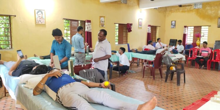 jamshedpur red cross- शंकरदा पंचायत भवन में लगा रक्तदान शिविर, रक्तदाताओं में  दिखा उत्साह,142 यूनिट रक्त संग्रह