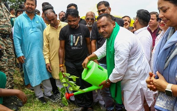 Jamshedpur plantation : ”एक पौधा भविष्य के नाम” अभियान की शुरुआत, सोनारी दोमुहानी संगम घाट पर पूर्व मंत्री बन्ना गुप्ता और सुधा गुप्ता ने किया पौधरोपण