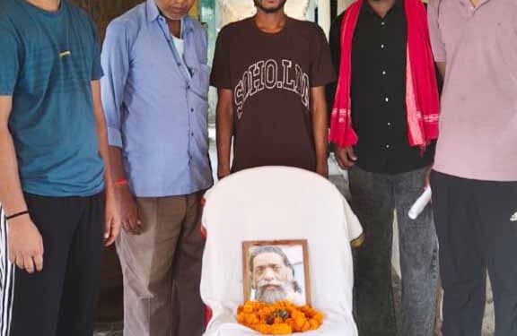 jharkhand palamu homage to guruji Shibu soren-पलामू में पहली पुण्यतिथि पर शिबू सोरेन को बेरोजगार संघर्ष मोर्चा ने किया याद, दी गयी श्रद्धांजलि, गुरु जी के विचारों को अपनाने पर दिया गया बल