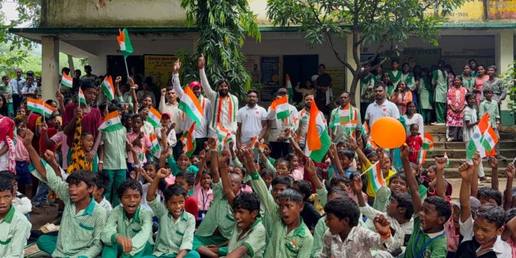 Jamshedpur lakshya foundation- सामाजिक संस्था लक्ष्य फाउंडेशन ने बोड़ाम के ग्रामीण बच्चों के साथ मनाया स्वतंत्रता दिवस