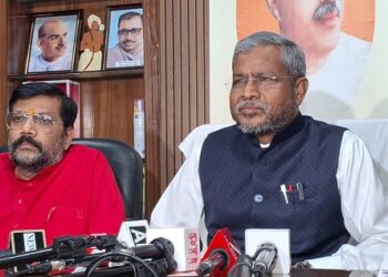 Jharkhand bjp attack on government : झारखंड सरकार छात्रों को कर रही दिग्भ्रमित, अपने दोनों हाथ में लड्डू चाहती है सरकार, नेता प्रतिपक्ष बाबूलाल ने कहा – हेमंत सरकार ने कैबिनेट में बैठकर छात्रों को ठगने की बनाई पूरी प्लानिंग, सीबीआई जांच बिना न्याय अधूरा Jharkhand bjp attack on government : झारखंड सरकार छात्रों को कर रही दिग्भ्रमित, अपने दोनों हाथ में लड्डू चाहती है सरकार, नेता प्रतिपक्ष बाबूलाल ने कहा – हेमंत सरकार ने कैबिनेट में बैठकर छात्रों को ठगने की बनाई पूरी प्लानिंग, सीबीआई जांच बिना न्याय अधूरा