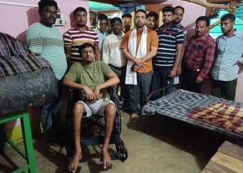 Jamshedpur rural helping hand : गुड़ाबांधा के दिव्यांग युवक को पूर्व विधायक कुणाल षाड़ंगी ने व्हीलचेयर देकर किया सहयोग