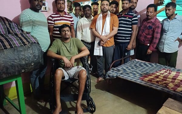 Jamshedpur rural helping hand : गुड़ाबांधा के दिव्यांग युवक को पूर्व विधायक कुणाल षाड़ंगी ने व्हीलचेयर देकर किया सहयोग Jamshedpur rural helping hand : गुड़ाबांधा के दिव्यांग युवक को पूर्व विधायक कुणाल षाड़ंगी ने व्हीलचेयर देकर किया सहयोग