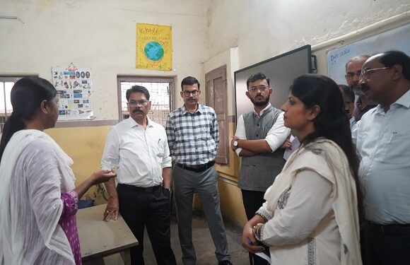 Jamshedpur visit of kolhan commissioner : जमशेदपुर का दौरा करने पहुंचे कोल्हान के आयुक्त, कई बूथों का किया निरीक्षण, बैठक कर पारदर्शिता लाने पर जोर