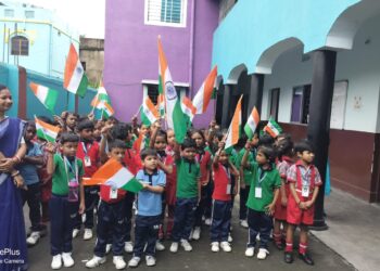 jamshedpur rural- शेफर्ड इंग्लिश मीडियम स्कूल धर्मडीह के बच्चों ने निकाली तिरंगा यात्रा, पांच सौ बच्चों ने लिया हिस्सा jamshedpur rural- शेफर्ड इंग्लिश मीडियम स्कूल धर्मडीह के बच्चों ने निकाली तिरंगा यात्रा, पांच सौ बच्चों ने लिया हिस्सा