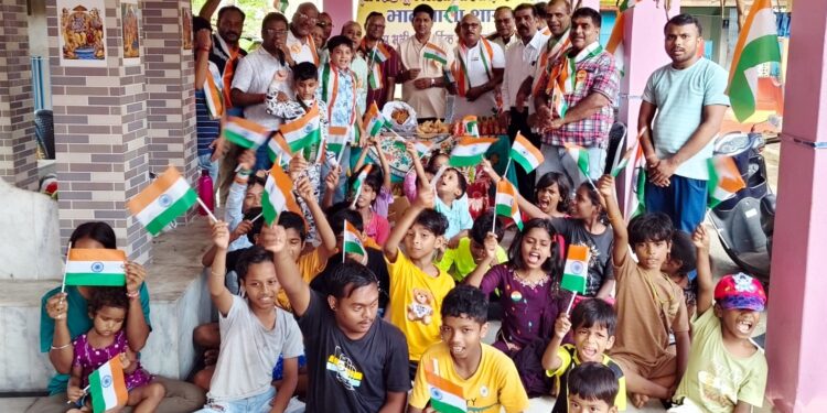 Jamshedpur marwari sammelan-मारवाड़ी सम्मेलन भालूबासा शाखा ने छोटे बच्चों के बीच बांटी आजादी की ख़ुशियां