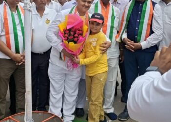 adityapur independence day- 80वें स्वतंत्रता दिवस पर पुरेंद्र ने कई स्थानों पर किया ध्वजारोहण, वरिष्ठ व गणमान्य नागरिक हुए सम्मानित