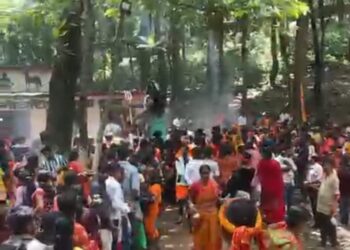 jamshedpur rural- चाकुलिया के गोटाशिला बाबा मंदिर में पूजा करने के लिए उमड़ी भीड़, कमेटी ने भक्तों के बीच बांटे प्रसाद,देखिए video jamshedpur rural- चाकुलिया के गोटाशिला बाबा मंदिर में पूजा करने के लिए उमड़ी भीड़, कमेटी ने भक्तों के बीच बांटे प्रसाद,देखिए video