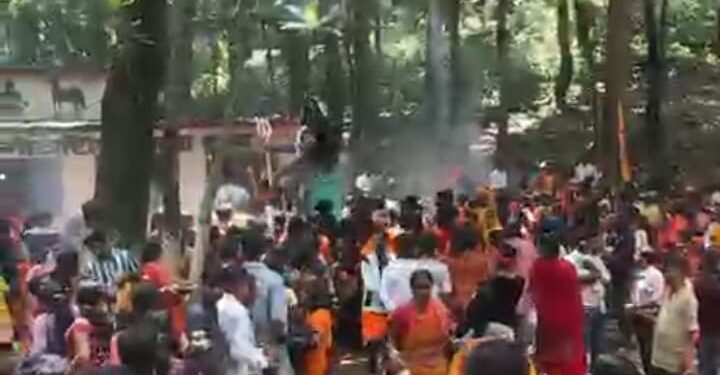 jamshedpur rural- चाकुलिया के गोटाशिला बाबा मंदिर में पूजा करने के लिए उमड़ी भीड़, कमेटी ने भक्तों के बीच बांटे प्रसाद,देखिए video jamshedpur rural- चाकुलिया के गोटाशिला बाबा मंदिर में पूजा करने के लिए उमड़ी भीड़, कमेटी ने भक्तों के बीच बांटे प्रसाद,देखिए video