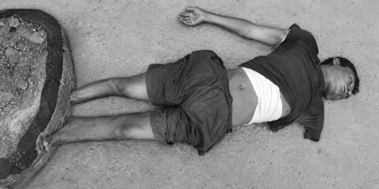 jamshedpur body found-टेल्को नामदा बस्ती में नाले से युवक का शव बरामद, इलाके में सनसनी, शिनाख्त में जुटी पुलिस