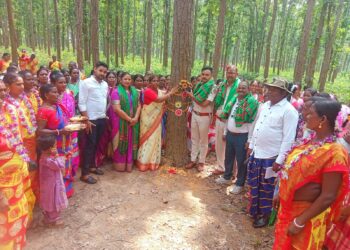jamshedpur rural johar bharat foundation- चाकुलिया के सुनसुनिया जंगल में रक्षाबंधन कार्यक्रम का आयोजन, सभी ने साल पेड़ पर राखी बांधकर जंगल संरक्षण का लिया संकल्प, जंगल ही जीवन है ,जंगल ही झारखंड की पहचान, आओ सभी मिलकर करें इसका संरक्षण: थाना प्रभारी राजेश कुमार, देखिए video