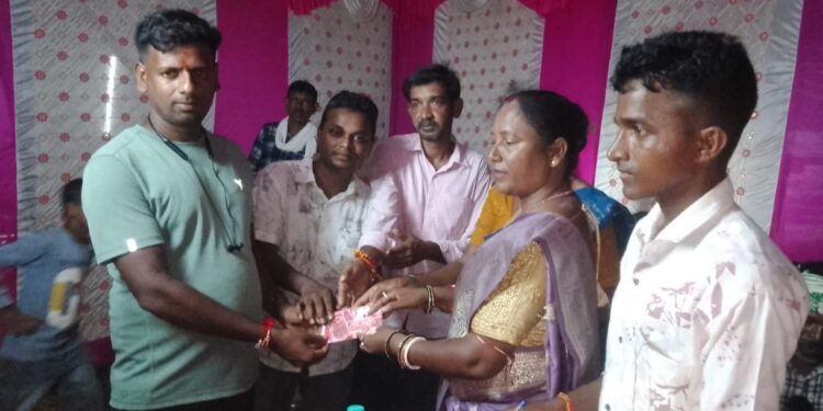 jamshedpur rural sports-चाकुलिया के पाकुड़िया में दो दिवसीय फुटबॉल प्रतियोगिता का समापन, किरण एफसी ने ट्रॉफी पर कब्जा जमाया jamshedpur rural sports-चाकुलिया के पाकुड़िया में दो दिवसीय फुटबॉल प्रतियोगिता का समापन, किरण एफसी ने ट्रॉफी पर कब्जा जमाया