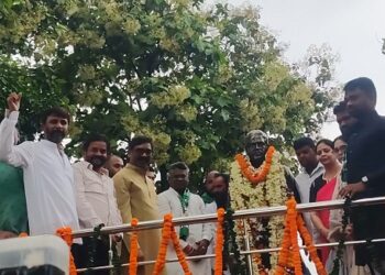 Jharkhand cm in Jamshedpur : जमशेदपुर पहुंचे मुख्यमंत्री हेमंत सोरेन, शहीद निर्मल महतो को दी श्रद्धांजलि, छात्र आंदोलन में भाजपा की टिप्पणी को लेकर कहा – भाजपा सिर्फ छाती पीट सकती है और कुछ नहीं