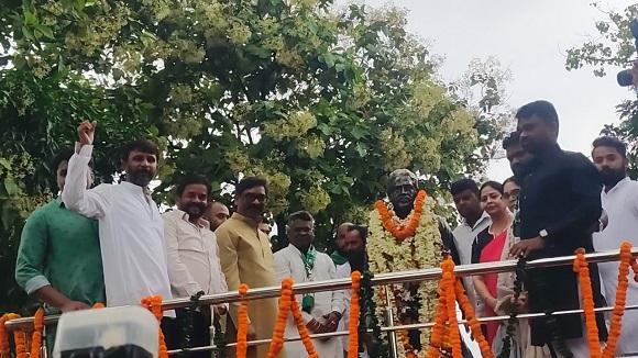 Jharkhand cm in Jamshedpur : जमशेदपुर पहुंचे मुख्यमंत्री हेमंत सोरेन, शहीद निर्मल महतो को दी श्रद्धांजलि, छात्र आंदोलन में भाजपा की टिप्पणी को लेकर कहा – भाजपा सिर्फ छाती पीट सकती है और कुछ नहीं Jharkhand cm in Jamshedpur : जमशेदपुर पहुंचे मुख्यमंत्री हेमंत सोरेन, शहीद निर्मल महतो को दी श्रद्धांजलि, छात्र आंदोलन में भाजपा की टिप्पणी को लेकर कहा – भाजपा सिर्फ छाती पीट सकती है और कुछ नहीं