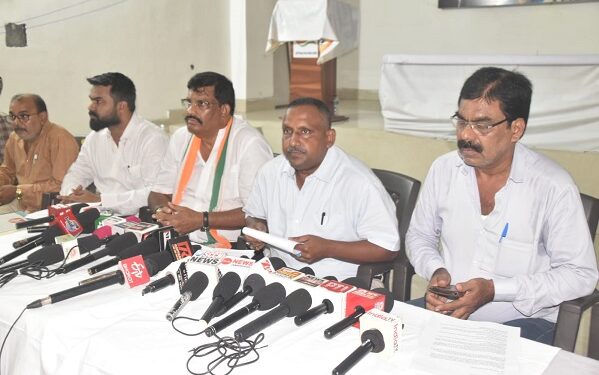 Jamshedpur congress : कांग्रेस ने एमएमडीआर एक्ट को लेकर हमला बोला, अयोध्या के राम मंदिर के चंदा चोरी का मामला को लेकर सरकार को घेरा, अब कांग्रेस करेगा धरना प्रदर्शन Jamshedpur congress : कांग्रेस ने एमएमडीआर एक्ट को लेकर हमला बोला, अयोध्या के राम मंदिर के चंदा चोरी का मामला को लेकर सरकार को घेरा, अब कांग्रेस करेगा धरना प्रदर्शन