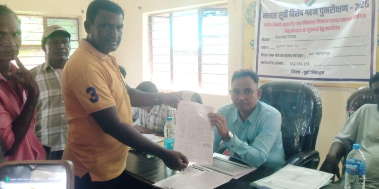 jamshedpur rural-बहरागोड़ा के जाड़ाबनी गांव का नाम निर्वाचक नामावली में शामिल करने की मांग, सीओ को सौंपा ज्ञापन jamshedpur rural-बहरागोड़ा के जाड़ाबनी गांव का नाम निर्वाचक नामावली में शामिल करने की मांग, सीओ को सौंपा ज्ञापन