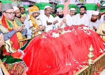 jharkhand cm hemant soren chadarposhi-मुख्यमंत्री हेमन्त सोरेन ने हजरत कुतुबुद्दीन रिसालदार बाबा की मजार पर की चादरपोशी, राज्य की खुशहाली की दुआ मांगी