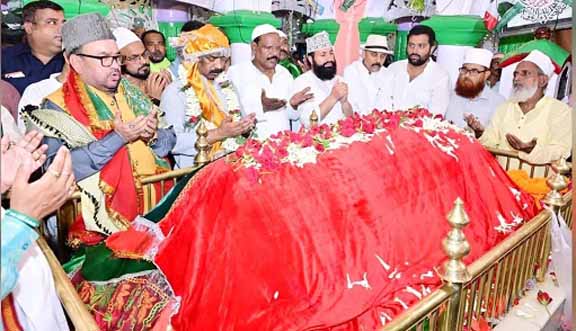 jharkhand cm hemant soren chadarposhi-मुख्यमंत्री हेमन्त सोरेन ने हजरत कुतुबुद्दीन रिसालदार बाबा की मजार पर की चादरपोशी, राज्य की खुशहाली की दुआ मांगी jharkhand cm hemant soren chadarposhi-मुख्यमंत्री हेमन्त सोरेन ने हजरत कुतुबुद्दीन रिसालदार बाबा की मजार पर की चादरपोशी, राज्य की खुशहाली की दुआ मांगी