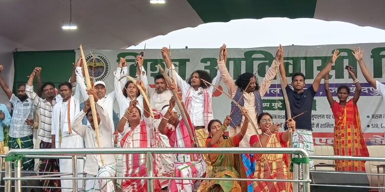Jamshedpur adivasi divas-विश्व आदिवासी दिवस पर आदिवासी छात्र एकता ने हक-अधिकारों की उठायी आवाज, देखिए video