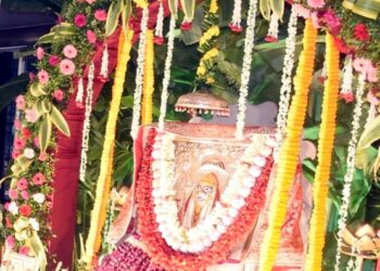 jamshedpur jhulan utsav- सावन और तीज के विशेष हिन्डो तो गालयो… जैसे भजनों पर झूमने लगे श्रद्धालु,भक्तों ने झूला डाला… जैसे सावन और तीज के भजनों पर खूब झूमे श्रद्धालु, साकची अग्रसेन भवन में धूमधाम से मना जीण माता का सिंघारा व झूलन उत्सव