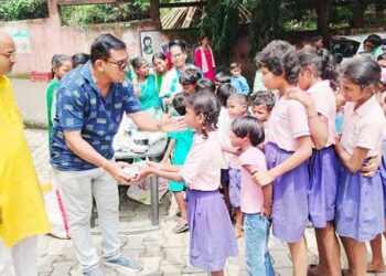 jamshedpur chinmaya vidyalaya-चिन्मया विद्यालय साउथ पार्क के बच्चों ने बांटी खुशियां, सरकारी स्कूल के बच्चों के बीच वितरित किए स्वादिष्ट व्यंजन, संवेदनशीलता का दिया संदेश