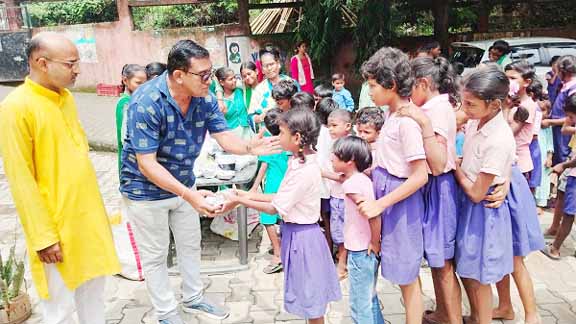jamshedpur chinmaya vidyalaya-चिन्मया विद्यालय साउथ पार्क के बच्चों ने बांटी खुशियां, सरकारी स्कूल के बच्चों के बीच वितरित किए स्वादिष्ट व्यंजन, संवेदनशीलता का दिया संदेश jamshedpur chinmaya vidyalaya-चिन्मया विद्यालय साउथ पार्क के बच्चों ने बांटी खुशियां, सरकारी स्कूल के बच्चों के बीच वितरित किए स्वादिष्ट व्यंजन, संवेदनशीलता का दिया संदेश
