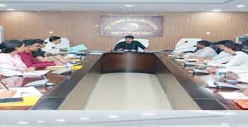 west singhbhum dc review-चाईबासा उपायुक्त ने की 12 एकलव्य मॉडल स्कूल की समीक्षा, दैनिक गतिविधियों की निगरानी के निर्देश