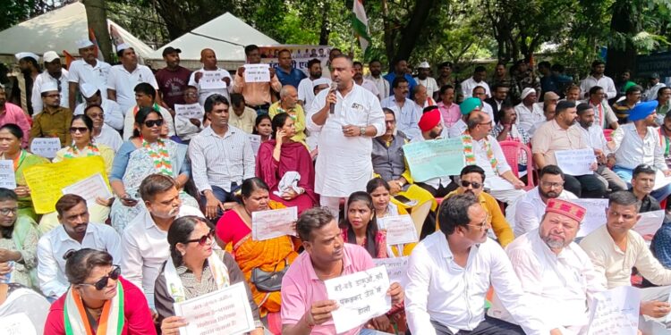 jamshedpur congress protest-कांग्रेस ने एमएमडीआर संशोधन विधेयक 2026 के विरोध में जिला मुख्यालय पर दिया धरना, पूर्व मंत्री बन्ना गुप्ता ने केंद्र सरकार पर साधा निशाना,कहा-मंसूबे को किसी भी कीमत पर कामयाब नहीं होने देंगे, देखिए video