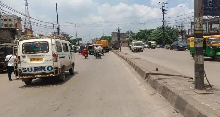 jharkhand band in saraikela- सरायकेला में भाजपा का झारखंड बंद बेअसर, खुली रहीं दुकानें, वाहनों का परिचालन भी जारी रहा jharkhand band in saraikela- सरायकेला में भाजपा का झारखंड बंद बेअसर, खुली रहीं दुकानें, वाहनों का परिचालन भी जारी रहा