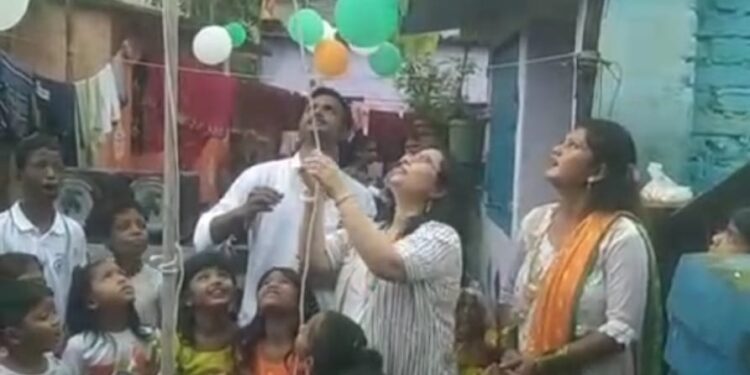 Jamshedpur independence day-धतकीडीह मुखी बस्ती में धूमधाम से मनाया गया स्वतंत्रता दिवस, अन्नी अमृता, सत्यवान मुखी और सुनीता मुखी ने किया ध्वजारोहण