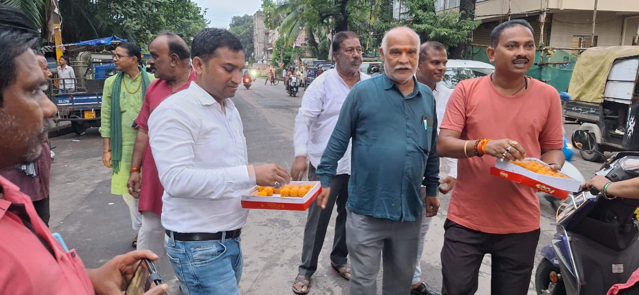 jamshedpur bjp : डॉ प्रदीप वर्मा को राष्ट्रीय मंत्री की जिम्मेदारी मिलने पर सोनारी में भाजपा कार्यकर्ताओं ने बांटे लड्डू, कार्यकर्ता गदगद