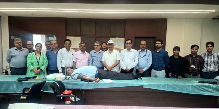tata steel blood donation : टाटा स्टील के सीआरएम जेडीसी का रक्तदान शिविर आयोजित, लोगों ने उत्साह के साथ किया रक्तदान