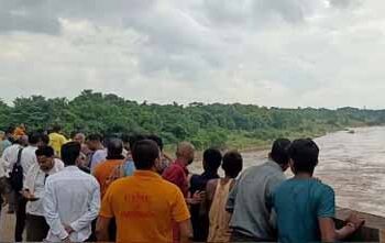 jamshedpur rural youth jumped into river- बहरागोड़ा के जामशोला पुलिया से युवक ने नदी में लगायी छलांग, पुलिस पहुंची, तलाश शुरू jamshedpur rural youth jumped into river- बहरागोड़ा के जामशोला पुलिया से युवक ने नदी में लगायी छलांग, पुलिस पहुंची, तलाश शुरू
