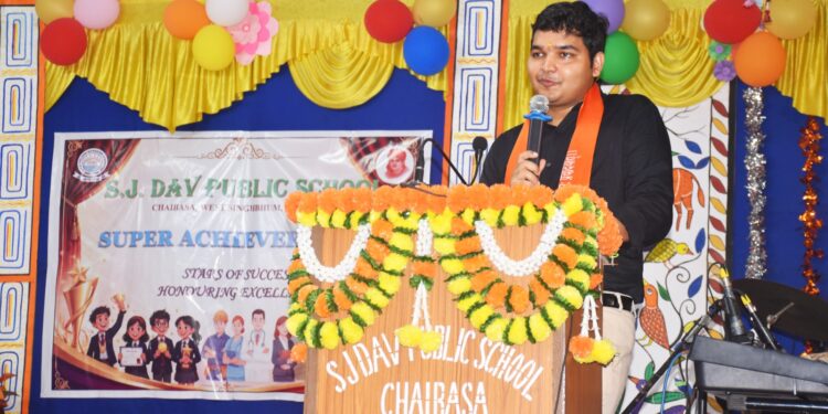 west singhbhum DAV Chaibasa-सूरजमल जैन डीएवी पब्लिक स्कूल चाईबासा में प्रतिभा सम्मान समारोह आयोजित, उपायुक्त ने किया वार्षिक पत्रिका ‘पल्लव’का विमोचन west singhbhum DAV Chaibasa-सूरजमल जैन डीएवी पब्लिक स्कूल चाईबासा में प्रतिभा सम्मान समारोह आयोजित, उपायुक्त ने किया वार्षिक पत्रिका ‘पल्लव’का विमोचन