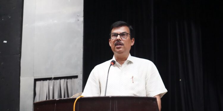 jamshedpur dc blo training : जमशेदपुर में बीएलओ एवं बीएलओ पर्यवेक्षकों का प्रशिक्षण आयोजित, जिला निर्वाचन पदाधिकारी ने किया संबोधित jamshedpur dc blo training : जमशेदपुर में बीएलओ एवं बीएलओ पर्यवेक्षकों का प्रशिक्षण आयोजित, जिला निर्वाचन पदाधिकारी ने किया संबोधित