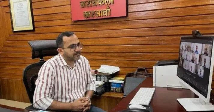 saraikela dc meeting-सरायकेला उपायुक्त की अध्यक्षता में हुई खनन टॉस्क फोर्स की बैठक, अवैध बालू उत्खनन पर पूरी तरह रोक एनजीटी नियमों का पालन करते हुए सुनिश्चित कराएं