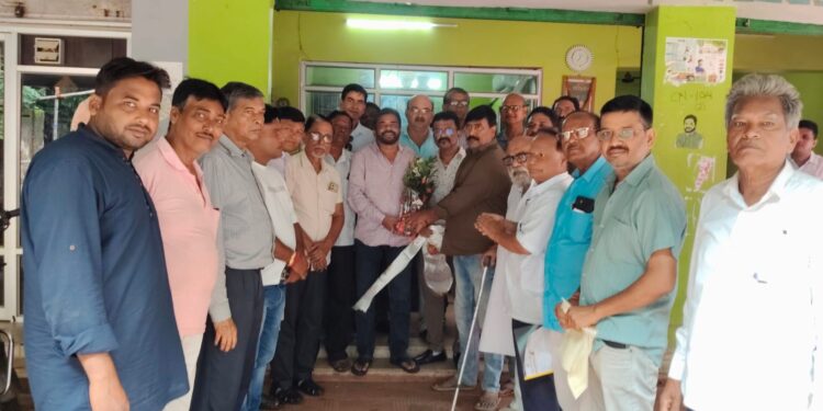 jamshedpur rural-बांग्ला भाषा के संरक्षण एवं संवर्धन को लेकर प्रतिनिधिमंडल ने विधायक समीर मोहंती से की मुलाकात jamshedpur rural-बांग्ला भाषा के संरक्षण एवं संवर्धन को लेकर प्रतिनिधिमंडल ने विधायक समीर मोहंती से की मुलाकात