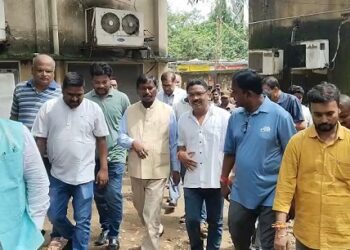 Jharkhand ex cm arjun munda : झारखंड के पूर्व मुख्यमंत्री अर्जुन मुंडा ने पश्चिम सिंहभूम में ट्रिपल मर्डर के बाद बचे हुए परिजनों से की मुलाकात, एसपी को कहा – सुरक्षा प्रदान करें पुलिस, देखिये – video Jharkhand ex cm arjun munda : झारखंड के पूर्व मुख्यमंत्री अर्जुन मुंडा ने पश्चिम सिंहभूम में ट्रिपल मर्डर के बाद बचे हुए परिजनों से की मुलाकात, एसपी को कहा – सुरक्षा प्रदान करें पुलिस, देखिये – video