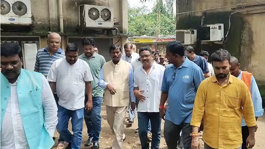 Jharkhand ex cm arjun munda : झारखंड के पूर्व मुख्यमंत्री अर्जुन मुंडा ने पश्चिम सिंहभूम में ट्रिपल मर्डर के बाद बचे हुए परिजनों से की मुलाकात, एसपी को कहा – सुरक्षा प्रदान करें पुलिस, देखिये – video Jharkhand ex cm arjun munda : झारखंड के पूर्व मुख्यमंत्री अर्जुन मुंडा ने पश्चिम सिंहभूम में ट्रिपल मर्डर के बाद बचे हुए परिजनों से की मुलाकात, एसपी को कहा – सुरक्षा प्रदान करें पुलिस, देखिये – video