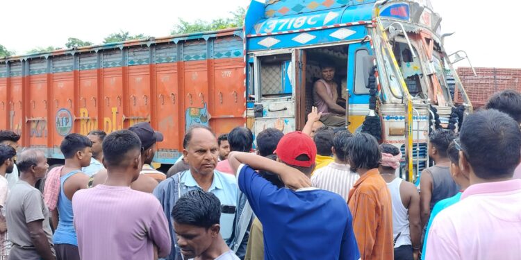 jamshedpur-rural accident- अनियंत्रित ट्रक ने सड़क पर पैदल चल रहे राहगीर को कुचला ,दर्दनाक मौत, टाटा-हाता मुख्य मार्ग जाम jamshedpur-rural accident- अनियंत्रित ट्रक ने सड़क पर पैदल चल रहे राहगीर को कुचला ,दर्दनाक मौत, टाटा-हाता मुख्य मार्ग जाम