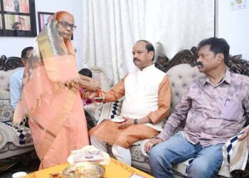jharkhand ex cm raghuvar das : पूर्व मुख्यमंत्री रघुवर दास ने जमशेदपुर में मनाया रक्षाबंधन का पावन त्यौहार, सैकड़ों बहनों ने कलाई पर बांधी राखी, बहनों की रक्षा का वचन देकर रघुवर दास ने नारी शक्ति के सम्मान का किया आह्वान