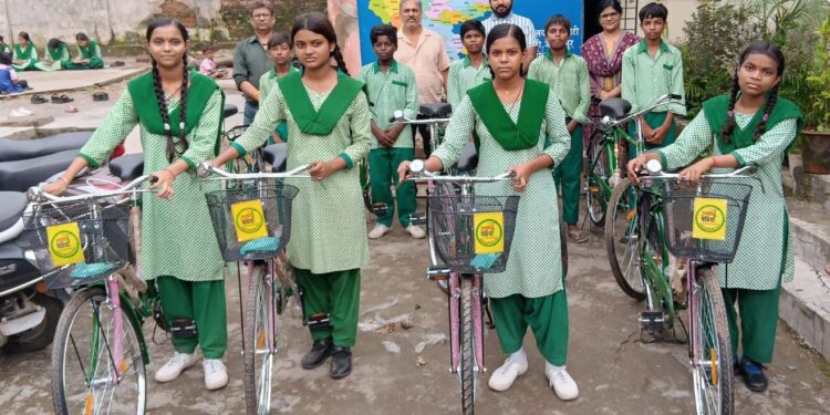 jamshedpur kalimati upgraded high school-कालीमाटी उत्क्रमित उच्च विद्यालय में ‘उन्नति का पहिया’ योजना के तहत विद्यार्थियों को मिली साइकिल, खिल उठे चेहरे