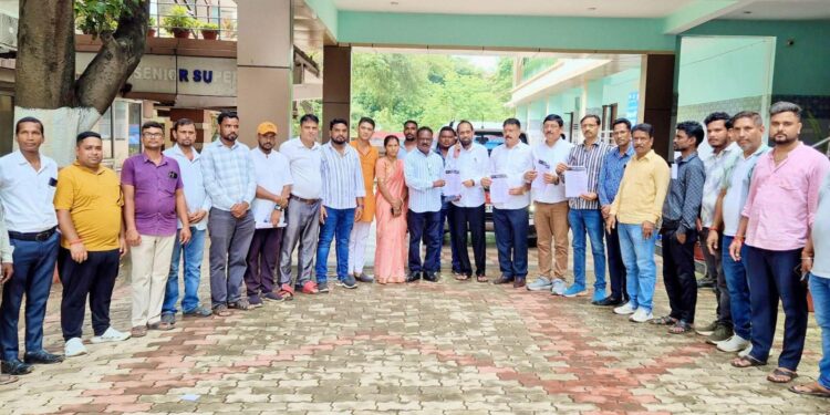 jamshedpur bjp demand : जमशेदपुर के जिला परिषद सदस्य सूरज मंडल पर हमले के मामले में भाजपा ने की त्वरित कार्रवाई की मांग, सांसद विद्युत महतो के संग भाजपा प्रतिनिधिमंडल ने ग्रामीण एसपी से की मुलाकात, 48 घंटे के भीतर आरोपियों के गिरफ्तारी की रखी मांग