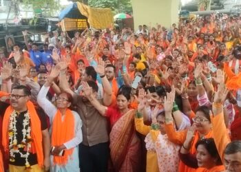 Jamshedpur baba baidyanath seva sangh- शंखनाद,डमरू व मंजीरा की ध्वनि की गूंज के साथ 1000 कांवरिया सुल्तानगंज के लिए रवाना,गेरुआ रंग से पटा डिमना रोड, लगे बोल बम के जयकारे Jamshedpur baba baidyanath seva sangh- शंखनाद,डमरू व मंजीरा की ध्वनि की गूंज के साथ 1000 कांवरिया सुल्तानगंज के लिए रवाना,गेरुआ रंग से पटा डिमना रोड, लगे बोल बम के जयकारे