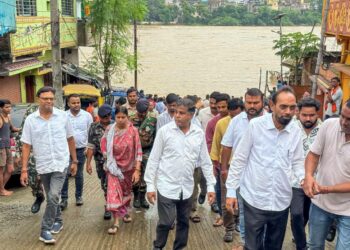 jamshedpur flood area visit of mp mla : जमशेदपुर के सांसद और विधायक पूर्णिमा साहू ने किया बाढ़ प्रभावित इलाकों का दौरा, राहत कार्य को तेज करने का दिया निर्देश jamshedpur flood area visit of mp mla : जमशेदपुर के सांसद और विधायक पूर्णिमा साहू ने किया बाढ़ प्रभावित इलाकों का दौरा, राहत कार्य को तेज करने का दिया निर्देश