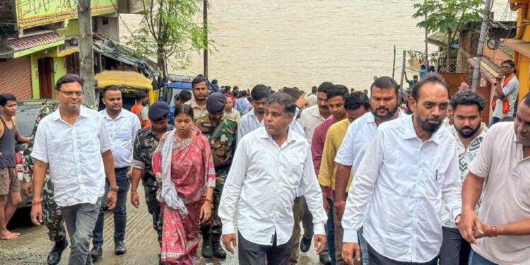 jamshedpur flood area visit of mp mla : जमशेदपुर के सांसद और विधायक पूर्णिमा साहू ने किया बाढ़ प्रभावित इलाकों का दौरा, राहत कार्य को तेज करने का दिया निर्देश jamshedpur flood area visit of mp mla : जमशेदपुर के सांसद और विधायक पूर्णिमा साहू ने किया बाढ़ प्रभावित इलाकों का दौरा, राहत कार्य को तेज करने का दिया निर्देश