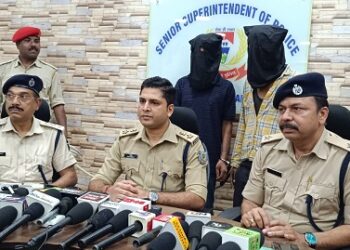 Jamshedpur police action : साकची चेन छिनतई का खुलासा, दो गिरफ्तार, सिटी गोल्ड का चेन सहित बाइक बरामद, देखिए – video Jamshedpur police action : साकची चेन छिनतई का खुलासा, दो गिरफ्तार, सिटी गोल्ड का चेन सहित बाइक बरामद, देखिए – video